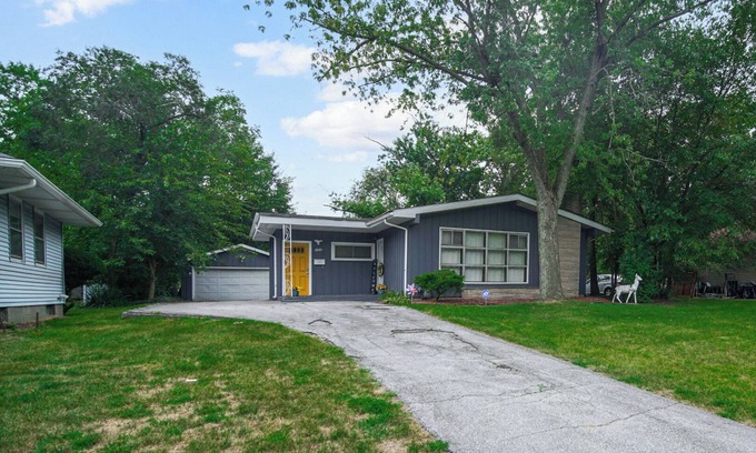 Miller Beach House | Miller Cottage! A mile away from THE BEACH ! Short train ride to Chicago!