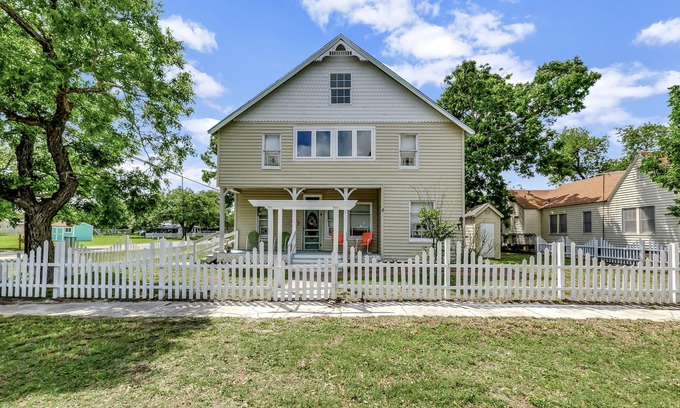Aransas Pass House | Millers Shabby Chic and coast house 5 Bedroom 2 Bath 3 blocks from Downtown