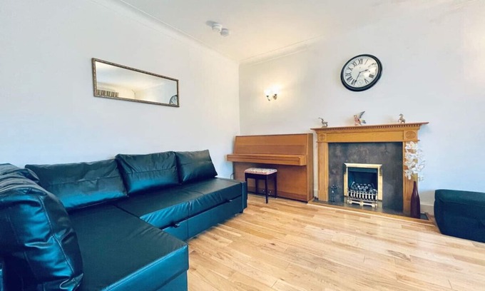 Glasgow House | Millerston House - on the edge of Glasgow with Parking