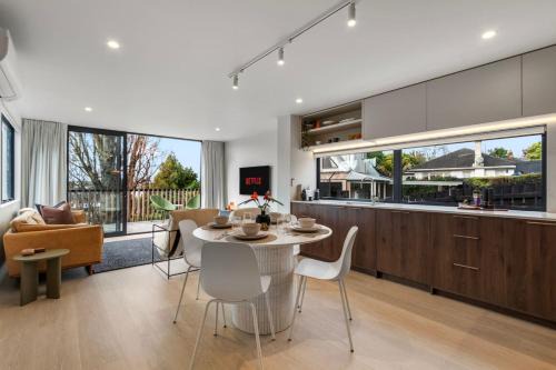 Hamilton North House | Million Dollar Apartment, LUXE VIEW -By KOSH BNB