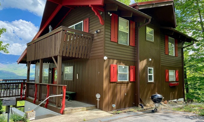 Chalet Village Ski Chalet | Million Dollar Full Mt LeConte/Tram View - Ask About 1 Bedroom Option