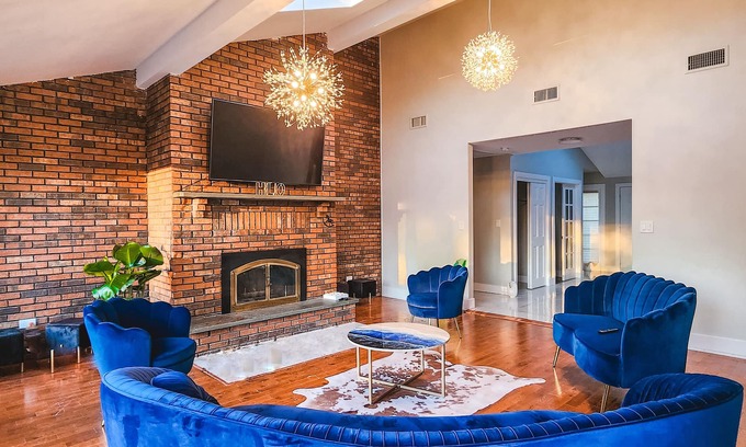 Chester House | Millionare Mansion w/Lrg Hot Tub on 1.5 Acres - fun activities all around!