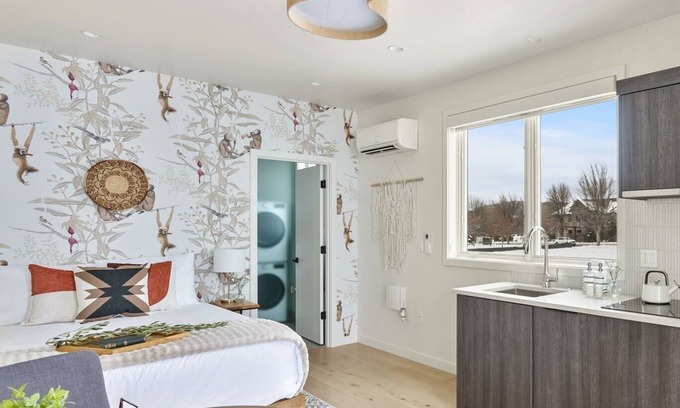 Southern Crossing Apartment | Millpointe Studio 1.0 - Where Luxury Meets Location -Steps to Concerts, Old Mill