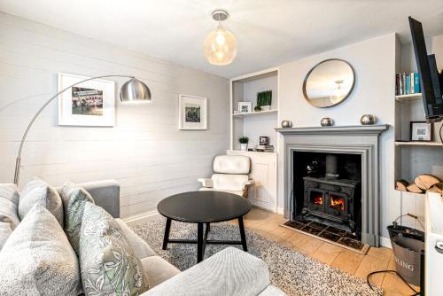 Henley House | Mills Cottage - 1 parking space