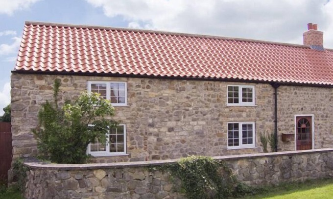 Thornton Watlass Cottage | MILLSTONE COTTAGE, pet friendly, with a garden in Thornton Watlass