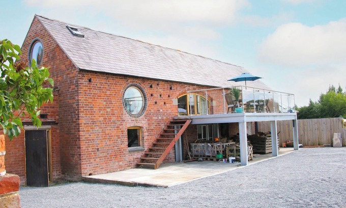 Halfway House Cottage | MILLSTONE COTTAGES - BREIDDEN VIEW, with hot tub in Westbury