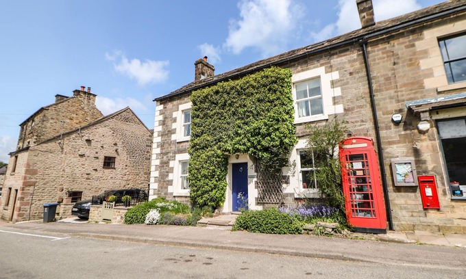 Longnor Cottage | MILLWARD HOUSE, pet friendly, character holiday cottage in Longnor