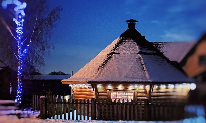 Burton on Trent Cabin | Milne’s Corner luxury Yurt at Peake’s Retreats glampsite. Sleeps 6 with hot tub