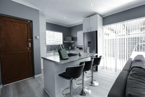 Parow North Apartment | Milo's Sky Grey Guest House - No Load shedding