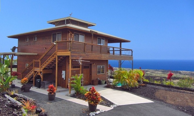 Captain Cook House | Milolii Whale House with Spectacular Ocean View!