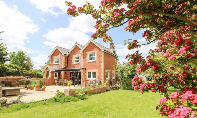 Ventnor Cottage | MILSTON, pet friendly, character holiday cottage in Chale