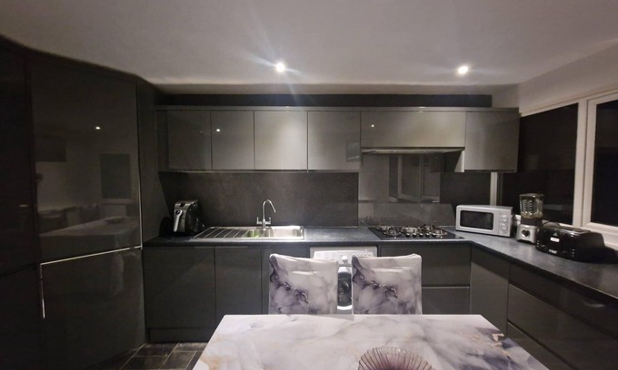 Bletchley House | Milton Keynes Modern Retreat