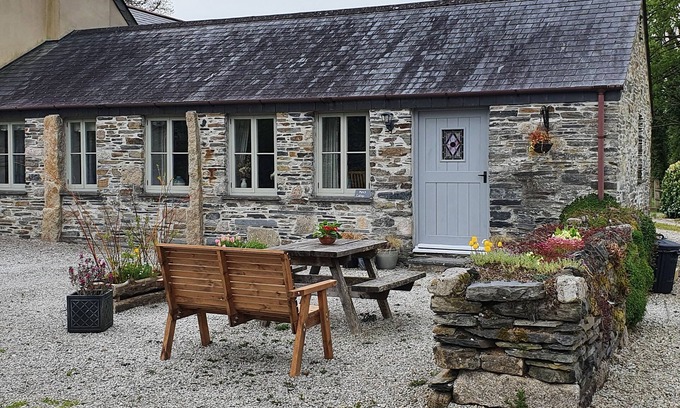 Lower Trengale Cottage | MIMI'S COTTAGE, character holiday cottage, with open fire in St Neot