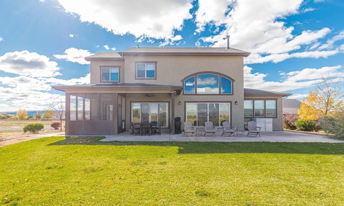 Fruita House | Mimosa Fields: Luxury Stay with Outdoor Retreat