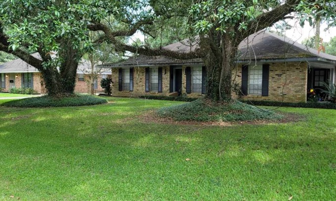 Baker House | Min from SU! Baker 2BR, 2BA w/gar. nice subd. across from Park w/golf/tennis