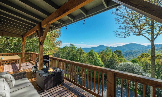 Wolf Laurel House | Min to Hatley~Mountain Views~Hot Tub~Game Room!