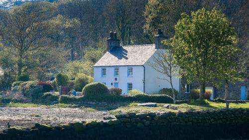 Llanfairpwllgwyngyll House | Min y Mor Menai