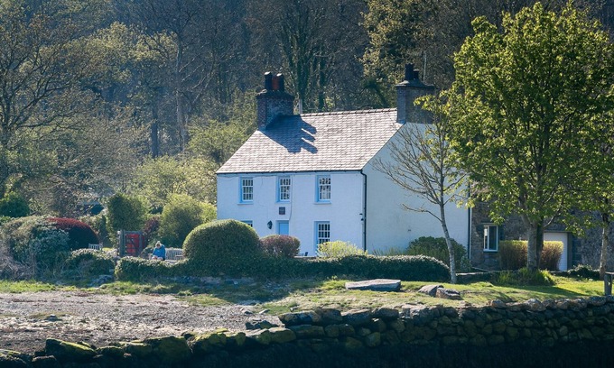 Llanfairpwllgwyngyll Cottage | Min y Mor Menai - sleeps 8 guests in 4 bedrooms