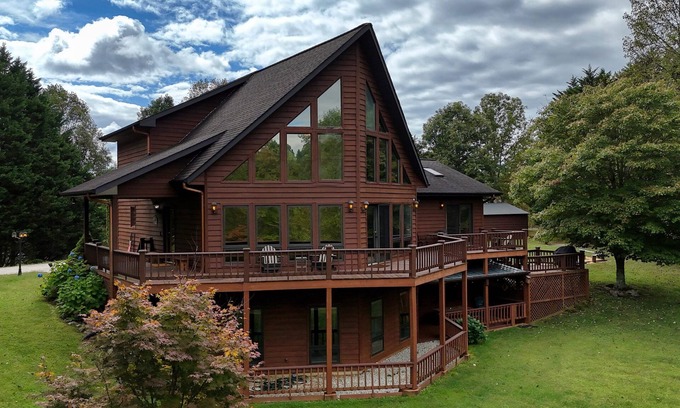Young Harris Cabin | Mina at Notting Hill, 5/3.5 has large gas fireplace, firepit, slate pool table