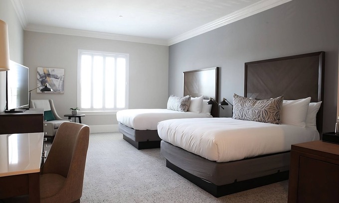 Winters House | Mind-Blowing Art Experiences for All! Two Pet-friendly Units with Free Parking!