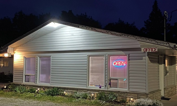 Manitoulin District Hotel | Mindemoya Motel