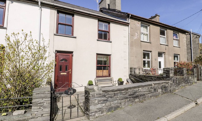 Rhiwbryfdir Cottage | MINERS COTTAGE, pet friendly, with open fire in Blaenau Ffestiniog