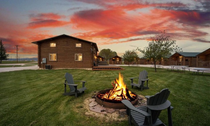 St. Charles Cabin | Mini Cabins Lodge-Hot Tub! AC! Arcades! Air Hockey and Foosball!