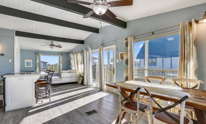 Galveston House | Mini Gem | Pet Friendly, Quaint Home!