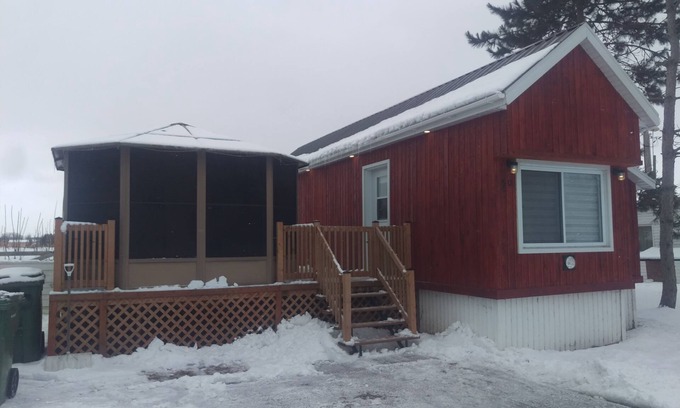 Farnham House | Mini-home with spa