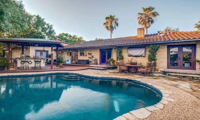 San Antonio House | Mini Resort In SA, 3 Master Suites w Heated Pool, big screen & outdoor kitchen