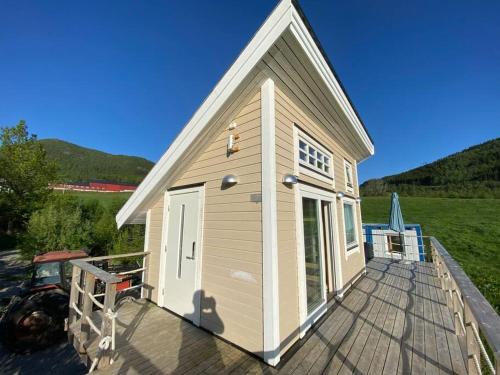 Sykkylven Apartment | Minihus med drømmeutsikt til Sunnmørsalpene