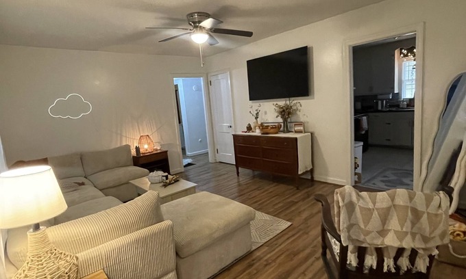 Tuscaloosa House | Minimalist contemporary home 8 minutes from UA, Pet friendly!!