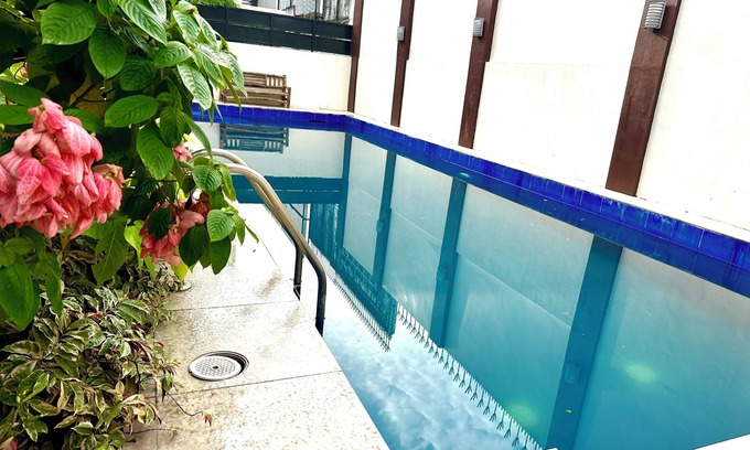 Moonwalk Villa | Minimalist Retreat with a Expansive Turf Garden and Vivid Blue Pool