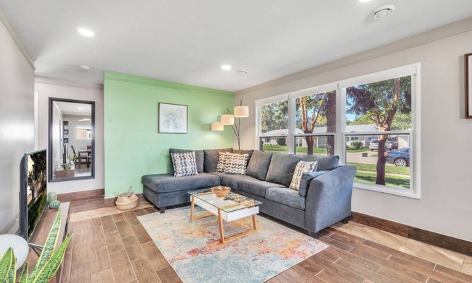 Madison Heights House | ★Minimalistic and Stylish Ranch w/Privacy Fence & No Stairs★ Metro Detroit