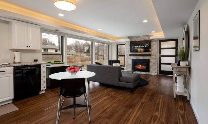 Golden Valley House | MINNeSTAY* Bassett Creek Retreat |