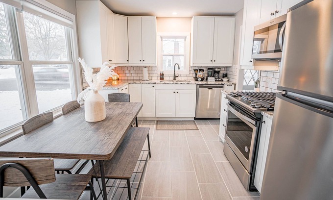 Richfield House | MINNeSTAY* Contempo Cottage