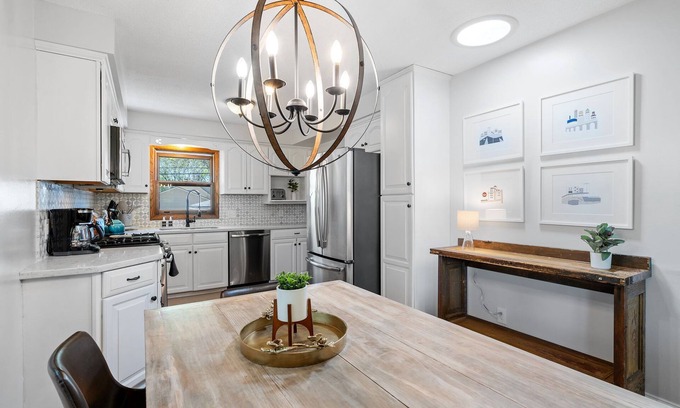 Robbinsdale House | MINNeSTAY* Crystal Lake Clubhouse Modern | Family