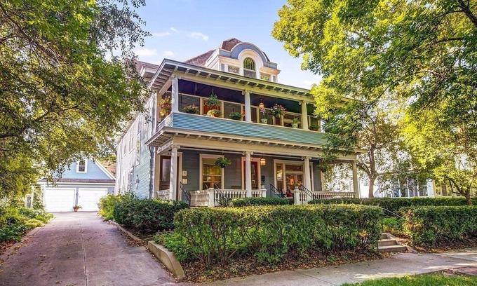 Summit - University House | MINNeSTAY* The Fitzgerald | Historic