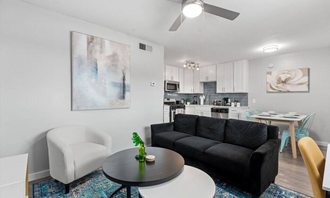 Hyde Park Apartment | Mins 2 Dwntown ~ Private Retreat ~ Austin Cove