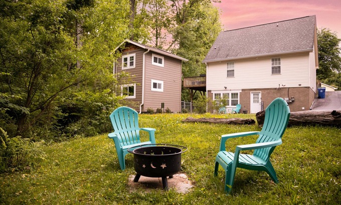 West Asheville Estates Apartment | Mins to Asheville. Studio w/Fire pit. Pet Friendly, Washer and Dryer