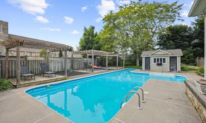 Cobourg House | Mins to Beach | Downtown 5BR w/Pool, Patio & BBQ