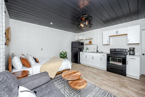 Tarpon Springs House | Mins to Beach - Studio Home- Walk to Downtown - Free Parking