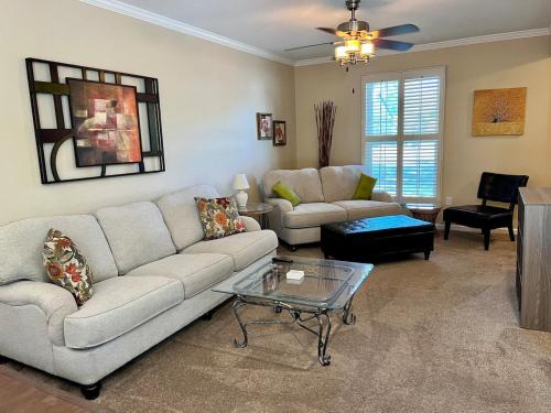 Quincy Apartment | Mins to Blessing Hospital, Miss River, Country Club