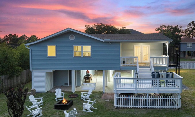 Shoreline Park House | Mins to Casino & Beach~Waterfront~FirePit~GolfCart