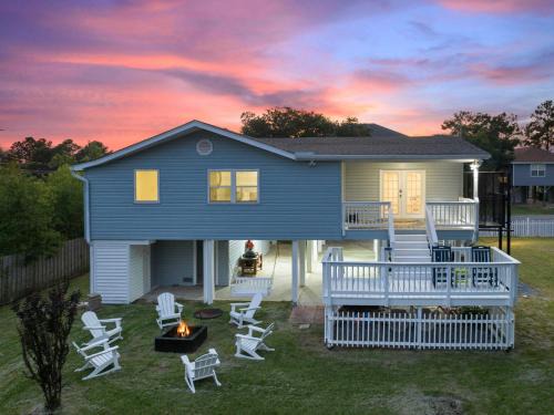 Shoreline Park House | Mins to Casino & Beach Fire Pit Large Yard Decks