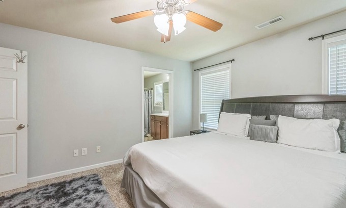 Harvest House | Mins to Crestwood Med Huntsville Hospital Fire Pit Peaceful Cul-de-Sac