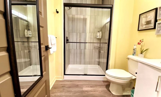 Midtown Apartment | ~Mins to DMC/ Perfect for Monthly stays!