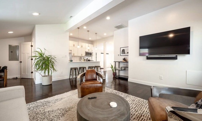 Fountain Square House | Mins to Downtown - Backyard - Patio