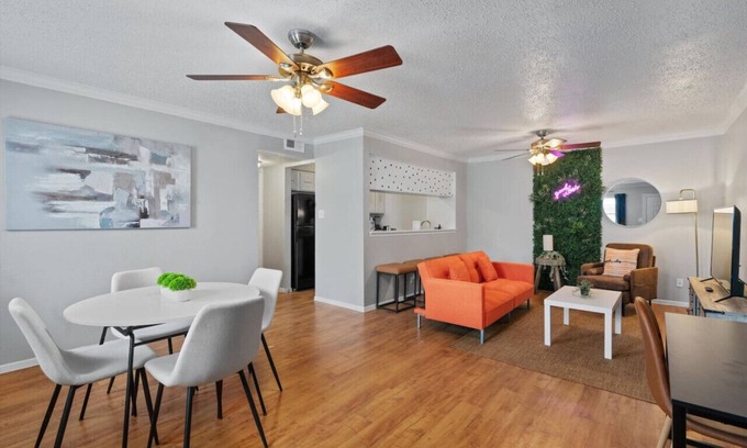 Brentwood Apartment | Mins to Downtown ~ Stunning Austin Haven ~ Pool