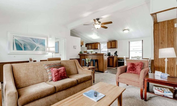 West Columbia House | Mins to Downtown & Working Desk - Gamecock Roost